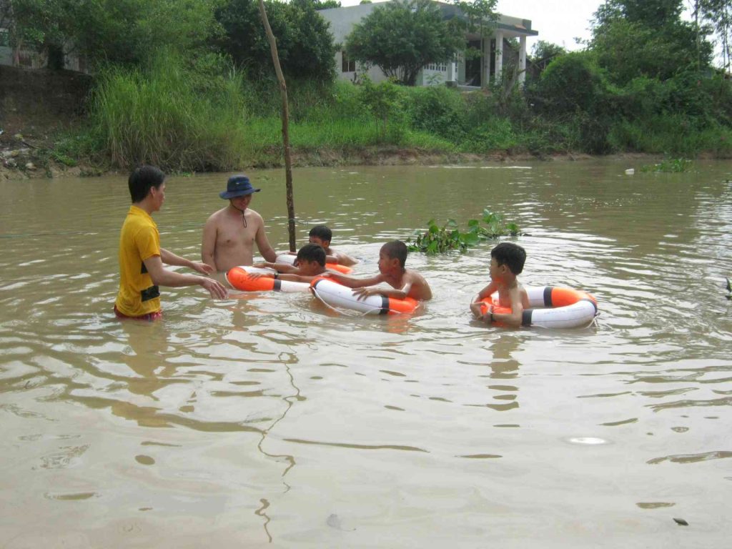 Thầy Trương Văn Tuấn tập bơi lội cho các em